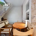 Hanna Cozy Old Stone House