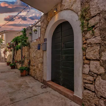 Hanna Cozy Old Stone House