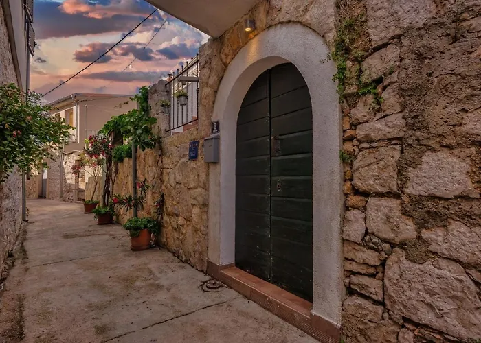 Hanna Cozy Old Stone House