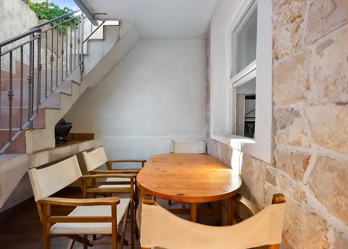 Hanna Cozy Old Stone House